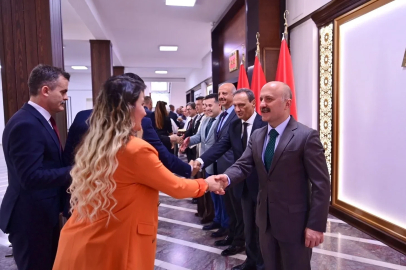Vali Varol personelle bayramlaştı
