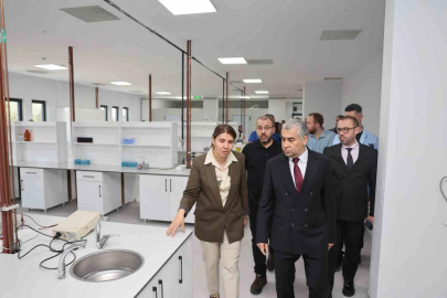 ADÜ Rektörü Kent, araştırma laboratuvarını inceledi

