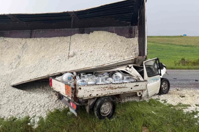 Tırın üzerine devrildiği kamyonetin sürücüsü hayatını kaybetti
