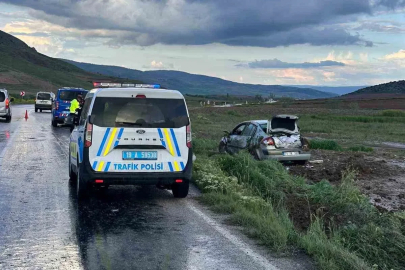 Kaygan yolda kontrolden çıkan otomobil takla attı: 5 yaralı
