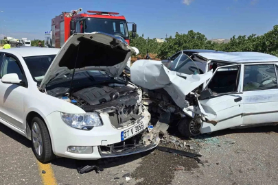 Gaziantep’te otomobiller kafa kafaya çarpıştı: Sürücüler yaralandı
