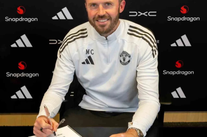 Manchester United, 2 yıl daha Michael Carrick’e emanet
