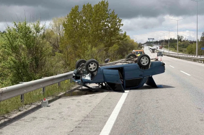Çorum’da bariyerlere çarpan otomobil devrildi: 1 yaralı
