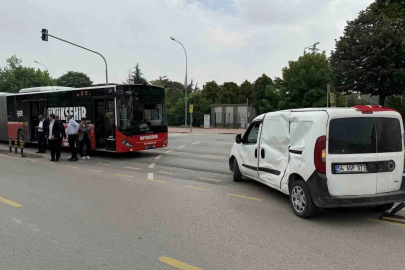 Yasak dönüş kazayı getirdi, metrobüsle hafif ticari araç çarpıştı: 13 yaralı
