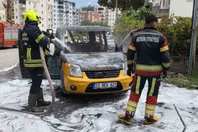 Hafif ticari araç alev alev yandı
