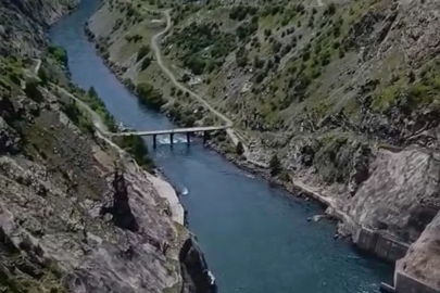 Karakaya Barajında su tahliyesi nedeni ile köprü trafiğe kapatıldı
