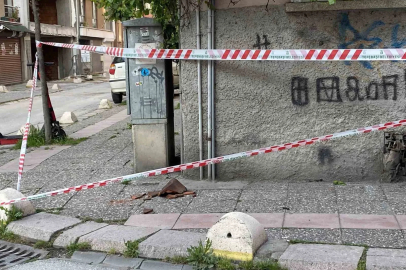 Binadan düşen kiremitler için emniyet şeridi çekildi
