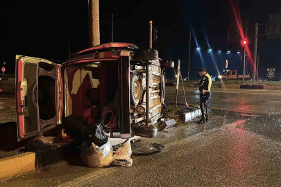 Burdur’da otomobil ile hafif ticari araç çarpıştı: 1 ölü, 5 yaralı
