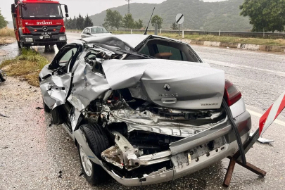 Yol kenarındaki otomobile tır çarpıp kaçtı: 1 yaralı
