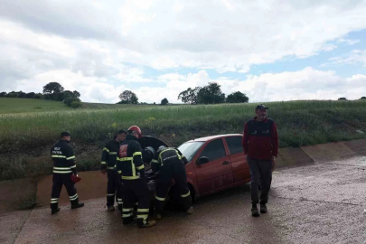 Gediz’de otomobil yoldan çıktı: 4 yaralı
