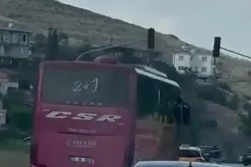 Kornaya basarak otomobilleri sollayan yolcu otobüsü, manevralarıyla korkuttu

