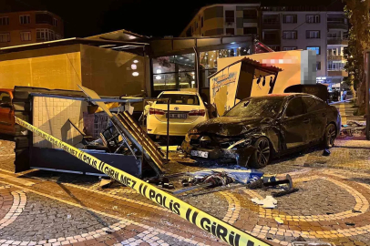 Tekirdağ’da faciadan dönüldü: Kontrolden çıkan otomobil otobüs durağına çarptı
