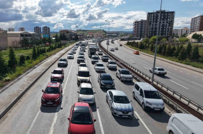 43 ilin geçiş noktasında bayram trafiği havadan görüntülendi: Araçlar adım adım ilerledi
