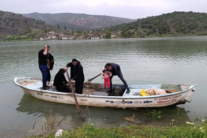 Yozgat’ta yolu sular altında kaln köye kayıkla ulaştılar
