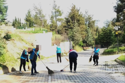 Boyabat’ta yükümlüler mezarlıkları bayrama hazırladı
