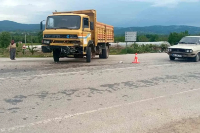 Gediz’de otomobil ile kamyon çarpıştı: 3 yaralı
