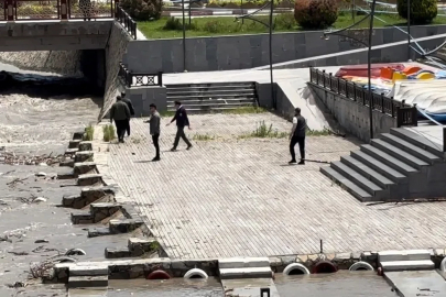 Başkan Yazıcıoğlu akıntıyla gelen ağaç parçalarını kendi elleriyle topladı

