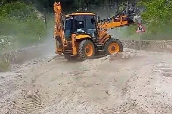 Buldan’da etkili şiddetli dolu yolları kapattı
