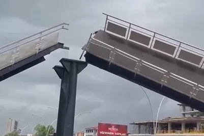 Kamyon üst geçide çarptı: 3 yaralı
