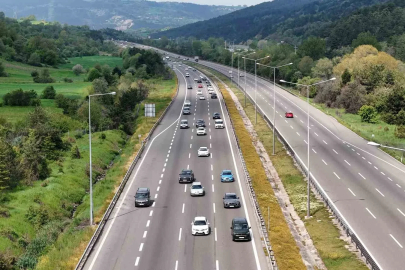 Bolu geçişinde bayram tatilinin ilk günü trafik yoğunluğu
