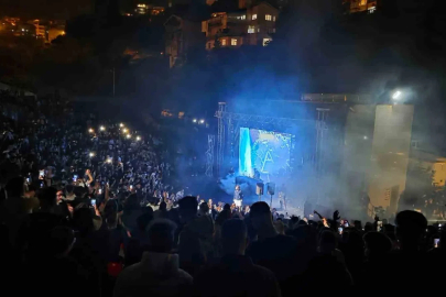 Karadeniz Ereğli’de Wegh rüzgarı; gençler konserde coştu
