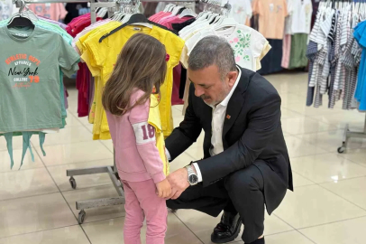 Sincan Belediye Başkanı Murat Ercan çocuklara bayramlık hediye etti
