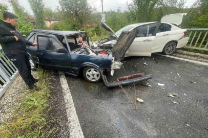 Otomobillerinin kafa kafaya çarpıştığı kazada 4 kişi yaralandı
