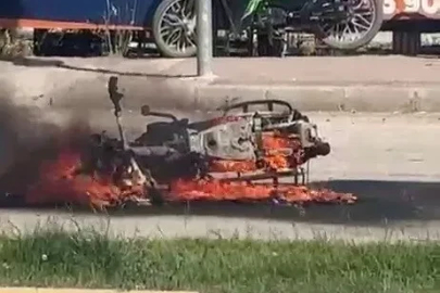 Alev alan motosiklet hurdaya döndü
