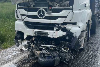 Motosiklet sürücüsü girdiği tırın altında feci şekilde can verdi
