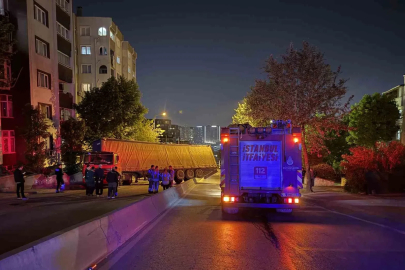Küçükçekmece’de palet yüklü tır refüjde yan yattı
