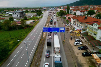 Afyonkarahisar’daki kara yollarında bayram trafiği yoğunluğu
