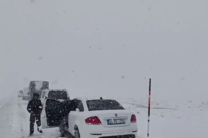 Palandöken geçidinde kar ve tipi etkili oldu
