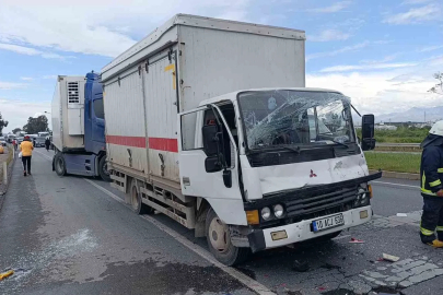 Kamyon, kırmızı ışıkta bekleyen tıra çarptı: 2 yaralı
