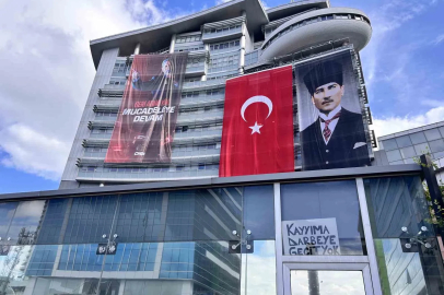 CHP, Genel Merkezi önünde çıkan tartışmada su şişeleri havada uçuştu
