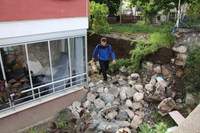 Amasya’da duvar yıkıldı, gürültüyü duyanlar deprem sandı
