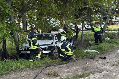 Burdur’da kontrolden çıkan otomobil ağaca çarptı
