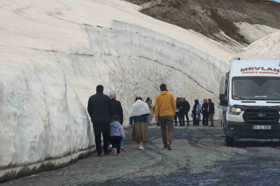 Nemrut’taki 10 metrelik kar tünellerine yoğun ilgi
