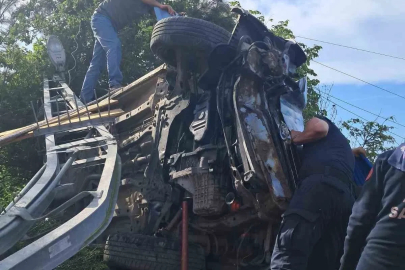 Elektrik direğine çarpan hafif ticari araç devrildi: 2 yaralı
