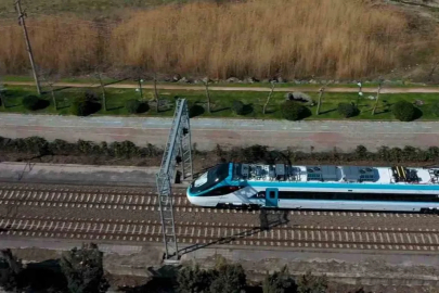 Bakan Uraloğlu: "Test süreçleri başarıyla devam eden Milli Elektrikli Hızlı Tren’imiz saatte 240 kilometre hıza ulaştı"
