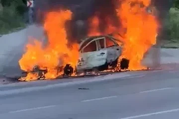 Seyir halindeki araç alevlere teslim oldu

