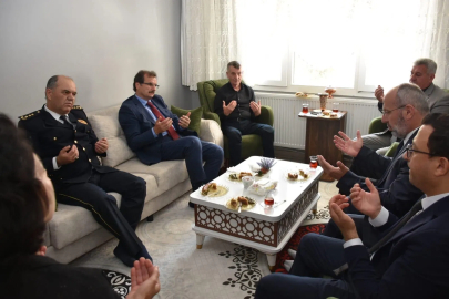Salihli Kaymakamı Güldoğan’dan şehit ailesine bayram ziyareti
