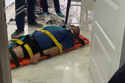 Evinde düşerek yaralanan şahıs ekiplerin yardımıyla hastaneye kaldırıldı
