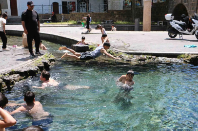 Diyarbakır’da çocuklar süs havuzunun yolunu tuttu
