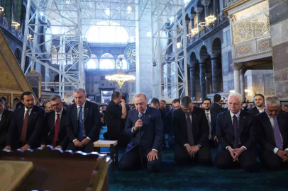 Cumhurbaşkanı Erdoğan, cuma namazını Ayasofya Camii’nde kıldı, Kur’an-ı Kerim okudu
