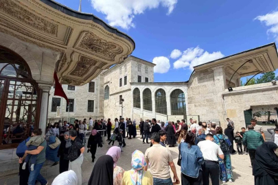 Fâtih Sultan Mehmed Han Türbesi’nde yoğunluk oluştu
