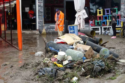 Ordu’da sağanak nedeniyle iş yerlerini su bastı, dereler yükseldi
