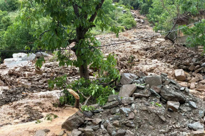 Osmaniye’de dağdan kopan kayalar köy yollarını ulaşıma kapattı
