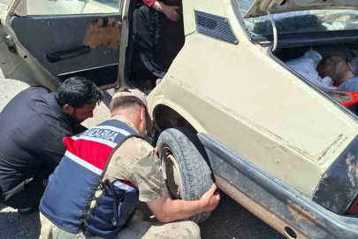 Otomobilin lastiğini jandarma değiştirdi

