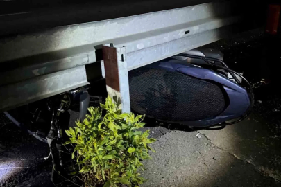 Mazgala takılan motosiklet bariyerlere çarptı: 1 ağır yaralı
