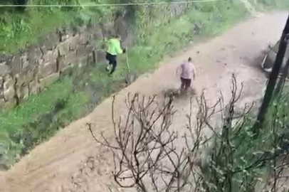 Kavak’ta etkili olan yağışlar yolları dereye çevirdi
